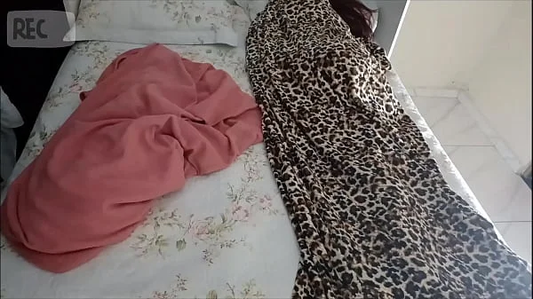 Amiga de quarto teve que dividir a cama comigo devido a reforma