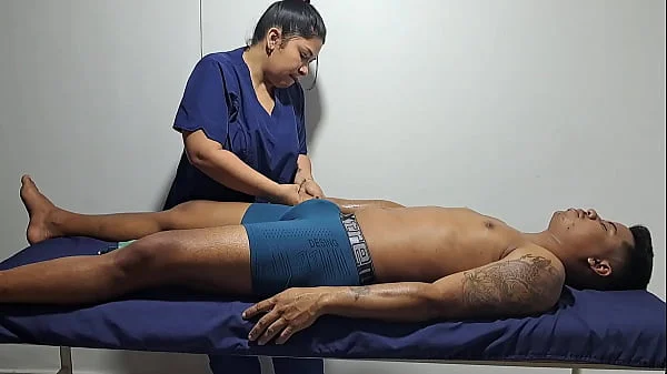 Un masaje relajante para este sexy chico, me pone tan cachonda pt2 me pone tan cachonda verlo semidesnudo