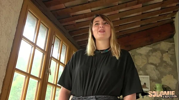 Davina, étudiante coquine, offre son cul pour sa première scène