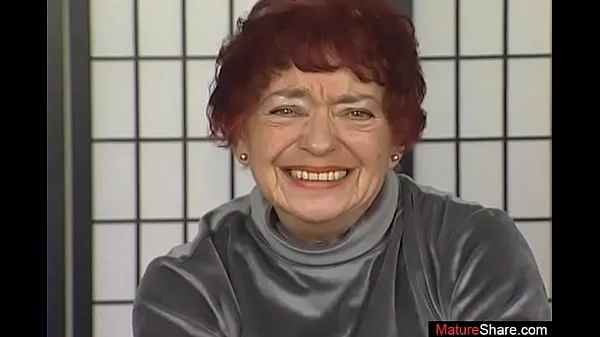 Old lady deals dildo up her bush during home casting