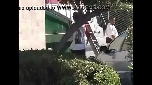 pendeja rubia termina cojida