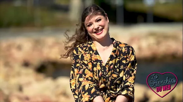 Aurora, une milf anglaise qui veut sucer deux mecs