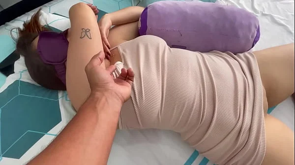 HIjastro derrama toda su leche en la madrastra del lindo coño