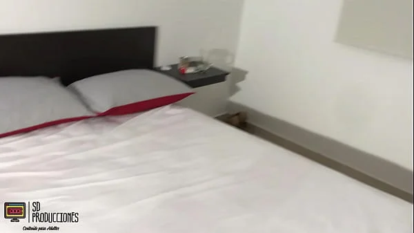 Entro a la casa y encuentro a mi hermanastra bien cachonda y me la follo PARTE 1